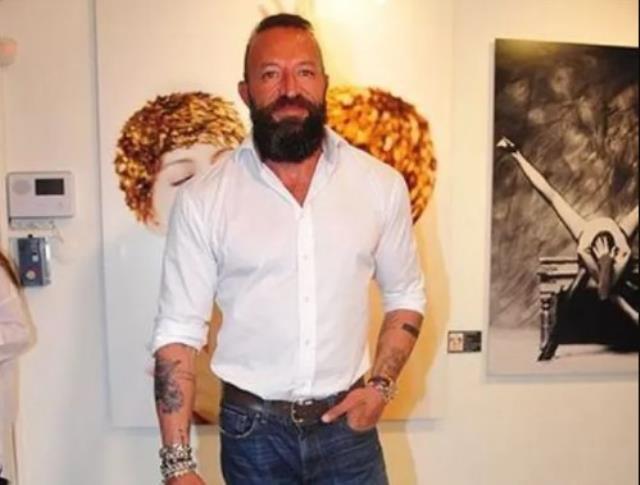 Sahneye çıkan Aslı Enver'e sevgilisi Önder Öztarhan'dan beyaz gül jesti Sahneye çıkan Aslı Enver'e sevgilisi Önder Öztarhan'dan beyaz gül jesti