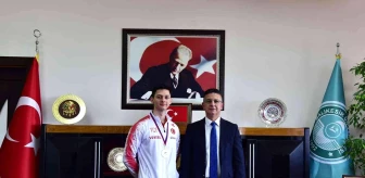 Şampiyon sporcudan, Rektör Prof. Dr. İlter Kuş'a ziyaret