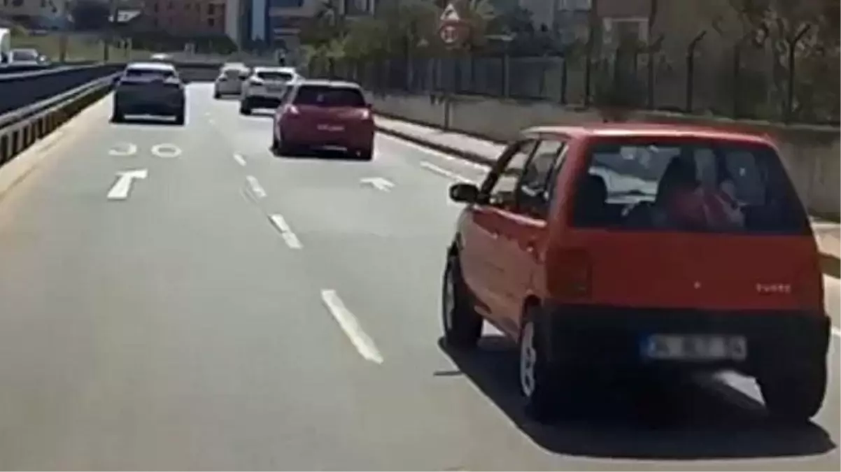 Yer: İstanbul! Trafiğin su gibi aktığı otoyolda, direksiyonda bir çocuk var