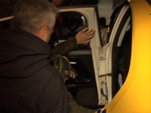 Alkolün dozunu kaçırınca önce yere kapaklanan sonra da küfürler savuran Nejat İşler sessizliğini bozdu Alkolün dozunu kaçırınca önce yere kapaklanan sonra da küfürler savuran Nejat İşler sessizliğini bozdu