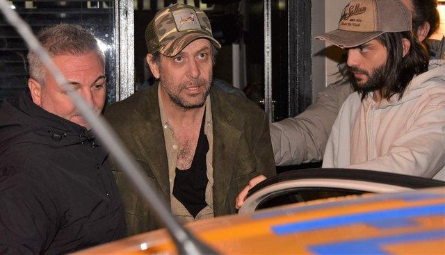 Alkolün dozunu kaçırınca önce yere kapaklanan sonra da küfürler savuran Nejat İşler sessizliğini bozdu Alkolün dozunu kaçırınca önce yere kapaklanan sonra da küfürler savuran Nejat İşler sessizliğini bozdu