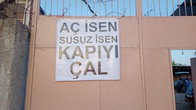 Bu kapıya gelenler, asılı notu görünce duygulanıyor! Manisalı vatandaştan takdir toplayan hareket Bu kapıya gelenler, asılı notu görünce duygulanıyor! Manisalı vatandaştan takdir toplayan hareket