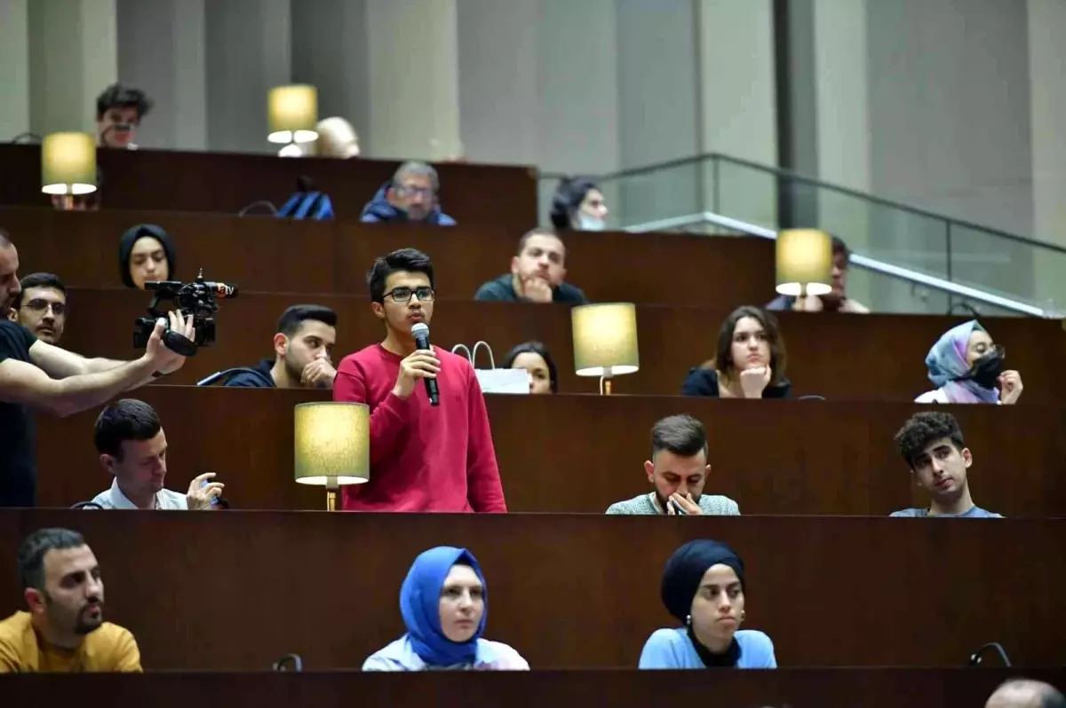 Cumhurbaşkanlığı Sözcüsü Kalın gençlerle bir araya geldi