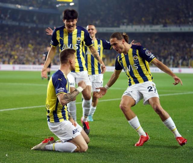Durdurabilene aşk olsun! Fenerbahçe, Göztepe'yi de devirerek yenilmezlik serisini 9 maça çıkardı Durdurabilene aşk olsun! Fenerbahçe, Göztepe'yi de devirerek yenilmezlik serisini 9 maça çıkardı