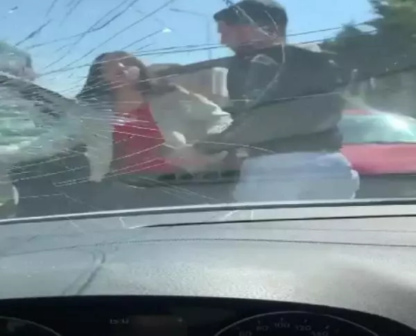 Trafikte kadın sürücüleri kimse ayıramadı! Otomobilden inip diğer kadın sürücünün camlarını kırdılar Trafikte kadın sürücüleri kimse ayıramadı! Otomobilden inip diğer kadın sürücünün camlarını kırdılar