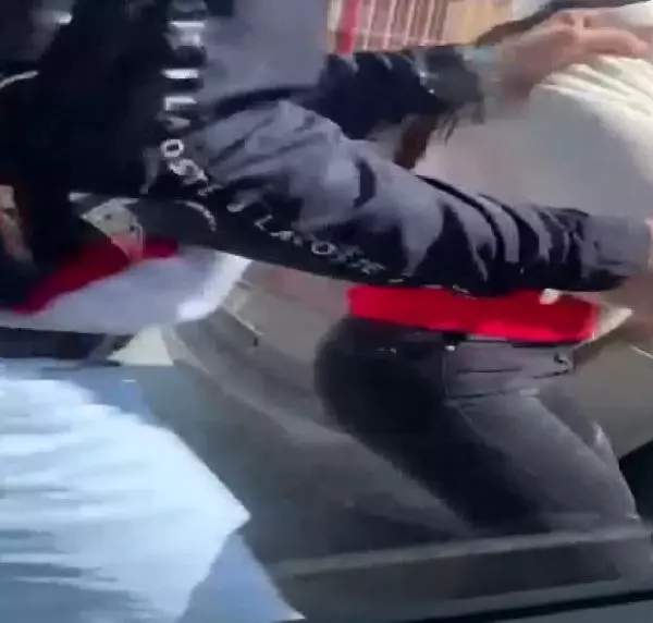 Trafikte kadın sürücüleri kimse ayıramadı! Otomobilden inip diğer kadın sürücünün camlarını kırdılar Trafikte kadın sürücüleri kimse ayıramadı! Otomobilden inip diğer kadın sürücünün camlarını kırdılar