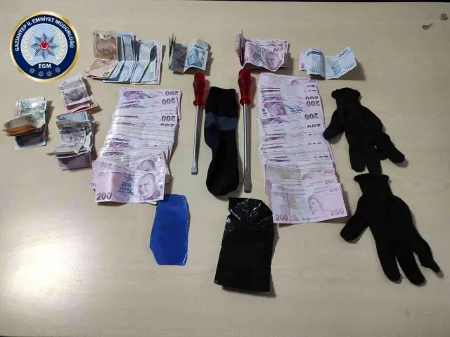 Yoldan geçenler ne olduğunu anlamadı! 4 kadın trafikte paraları saça saça ilerledi