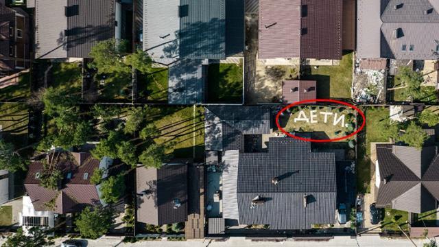 Rusya'nın saldırılarında korunmak için bahçeye 'çocuklar var' yazdılar