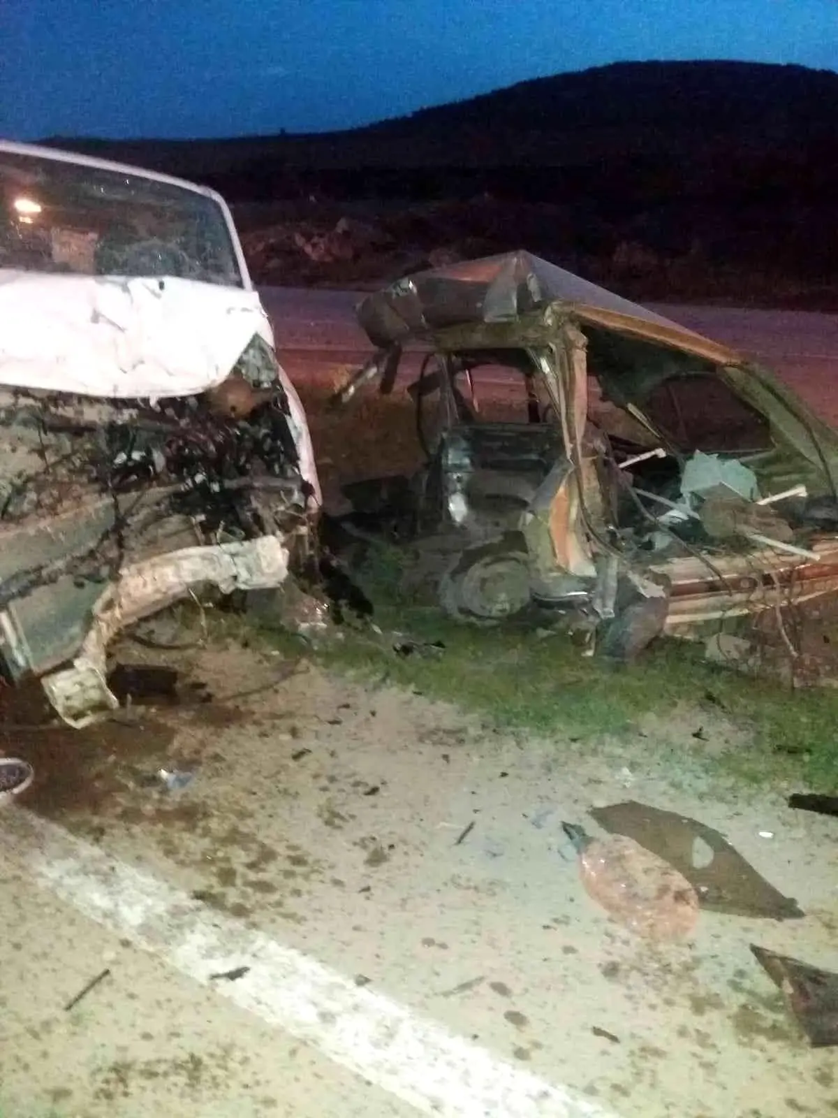 Minibüsle çarpışan otomobil ikiye bölündü: 2 ölü, 2 ağır yaralı