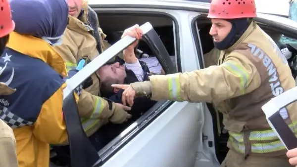 Sultangazi'de can pazarı; sürücüyü kurtarmak için zamanla yarıştılar Sultangazi'de can pazarı; sürücüyü kurtarmak için zamanla yarıştılar