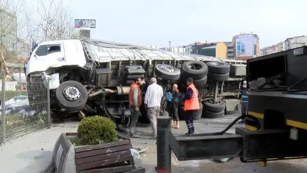 Sultangazi'de can pazarı; sürücüyü kurtarmak için zamanla yarıştılar Sultangazi'de can pazarı; sürücüyü kurtarmak için zamanla yarıştılar