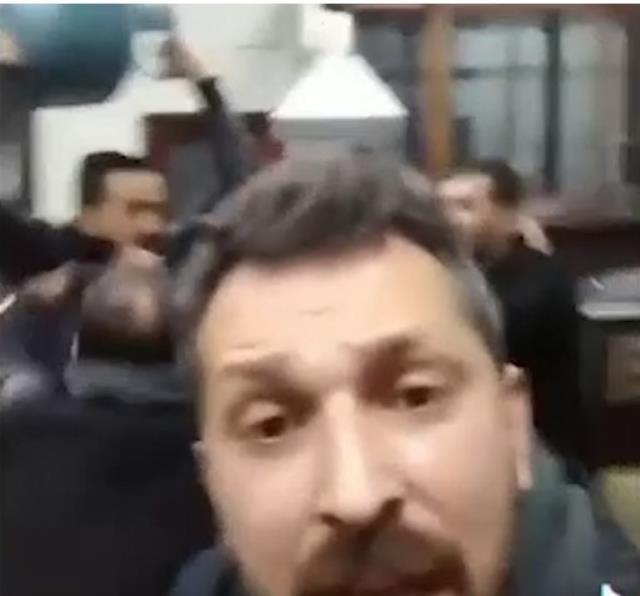 Tüpü patlatacaktı, zor tuttular! Kıraathanedeki taraftarların Abdullah Avcı tepkisi ortalığı yıktı geçti Tüpü patlatacaktı, zor tuttular! Kıraathanedeki taraftarların Abdullah Avcı tepkisi ortalığı yıktı geçti