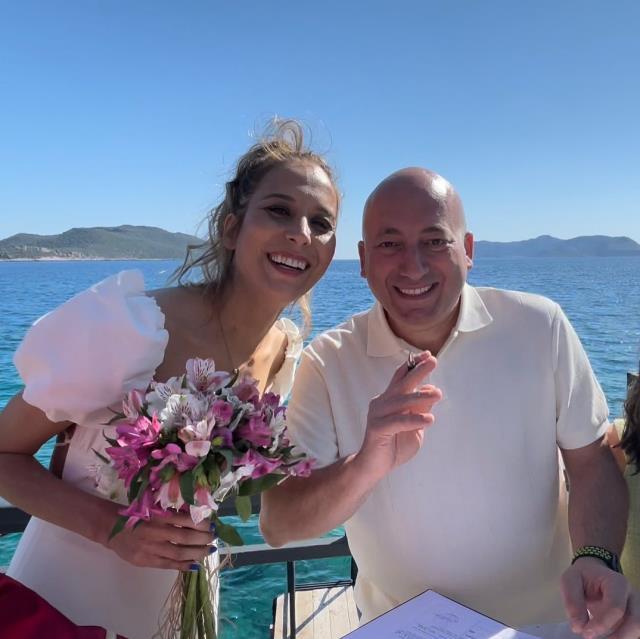 Ünlü mimar Seim Yuhay, uzun yıllardır aşk yaşadığı sevgilisiyle evlendi Ünlü mimar Seim Yuhay, uzun yıllardır aşk yaşadığı sevgilisiyle evlendi