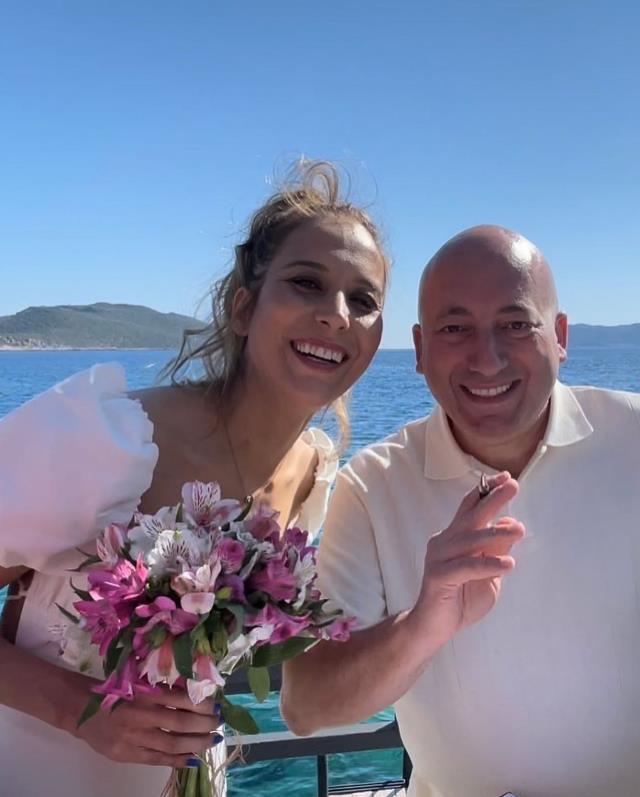 Ünlü mimar Seim Yuhay, uzun yıllardır aşk yaşadığı sevgilisiyle evlendi Ünlü mimar Seim Yuhay, uzun yıllardır aşk yaşadığı sevgilisiyle evlendi