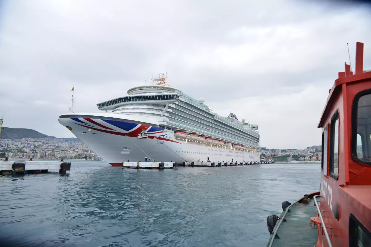 Dev kruvaziyer Azura, 2 bin 129 turistle Kuşadası'na geldi