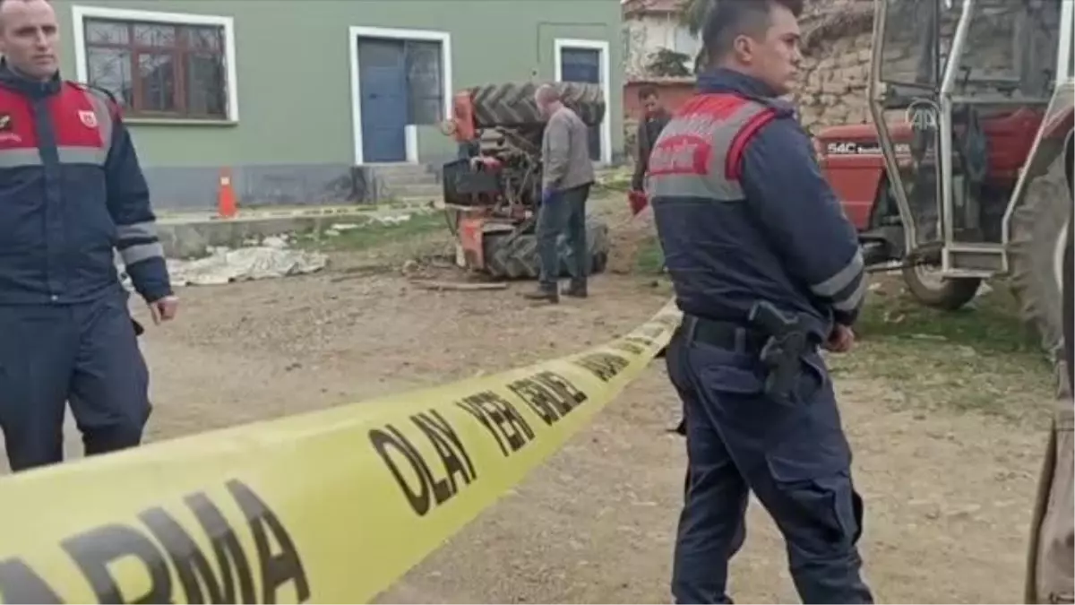 Devrilen traktörün altında kalan sürücü öldü