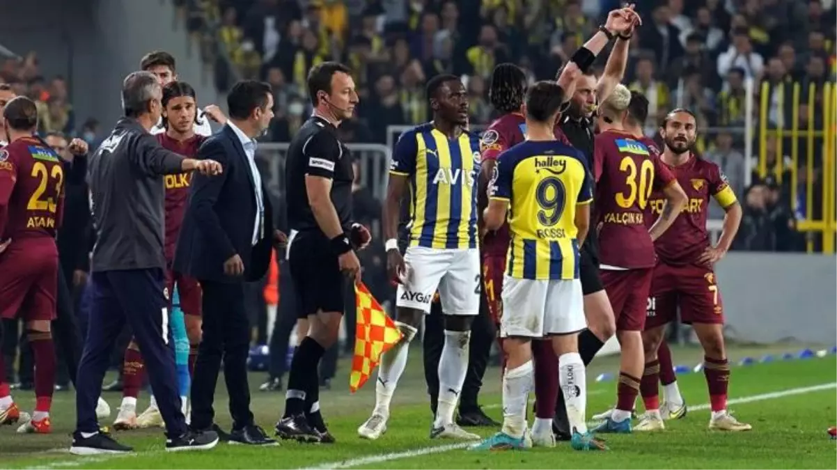 Fenerbahçe soyunma odasında duygusal anlar! 'Şampiyonluk şansımız sürüyor' deyip ağladı