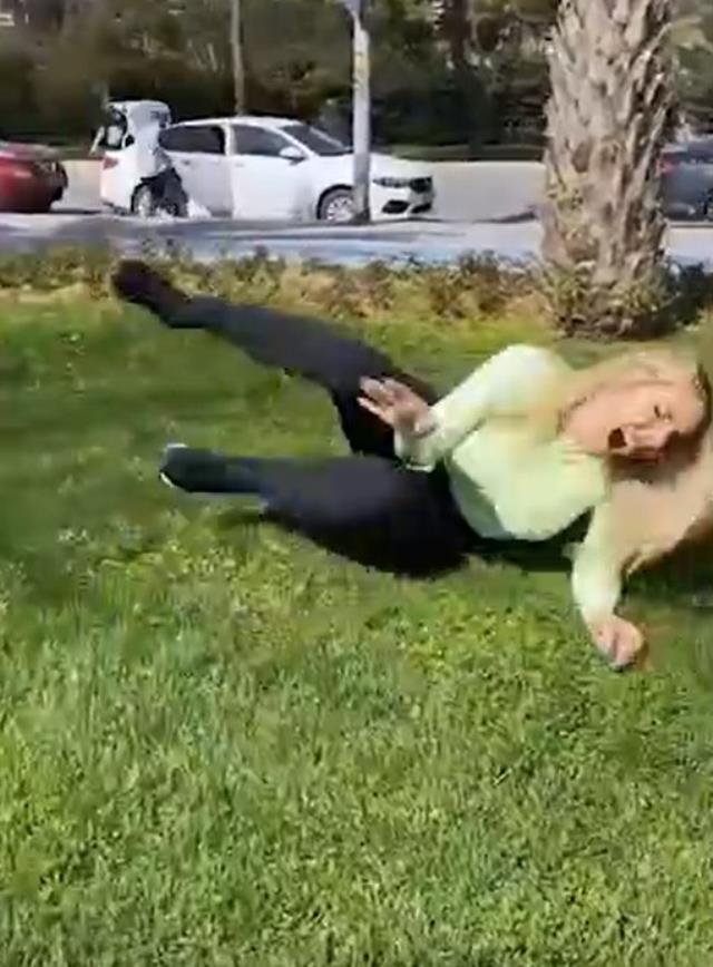 Hande Sarıoğlu, Mert Hakan Yandaş'ı fena tiye aldı! Çimenlerin üstünde yaptıkları olay oldu Hande Sarıoğlu, Mert Hakan Yandaş'ı fena tiye aldı! Çimenlerin üstünde yaptıkları olay oldu