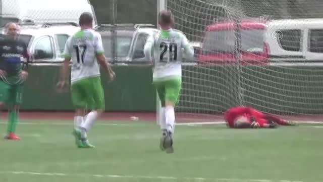 Kahreden anlar! Bir anda yere yığılan veteran kaleci hayatını kaybetti Kahreden anlar! Bir anda yere yığılan veteran kaleci hayatını kaybetti