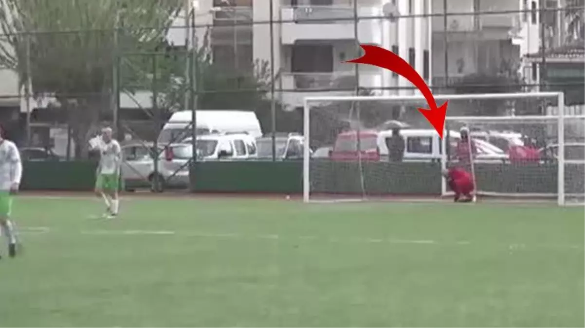 Kahreden anlar! Bir anda yere yığılan veteran kaleci hayatını kaybetti