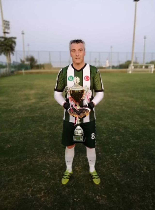 Kahreden anlar! Bir anda yere yığılan veteran kaleci hayatını kaybetti Kahreden anlar! Bir anda yere yığılan veteran kaleci hayatını kaybetti