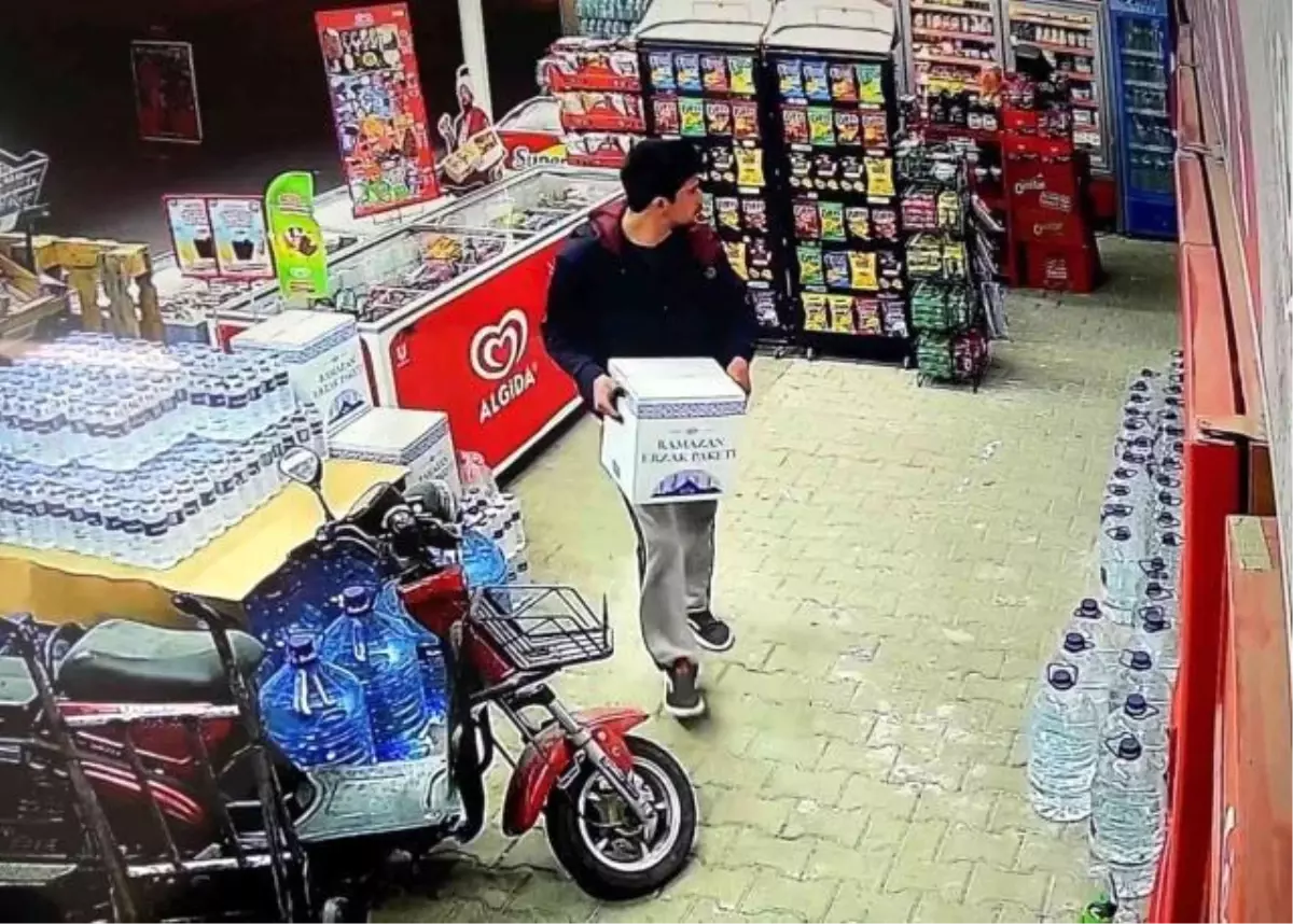 Bursa'da ramazan erzak kolisini çalan şahıs kamerada