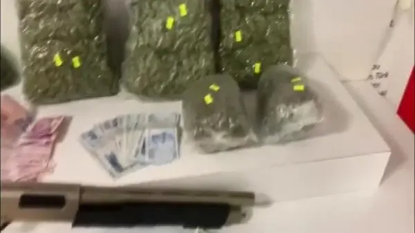 Taksiyle uyuşturucu ticareti yapan 4 kişi yakalandı Taksiyle uyuşturucu ticareti yapan 4 kişi yakalandı