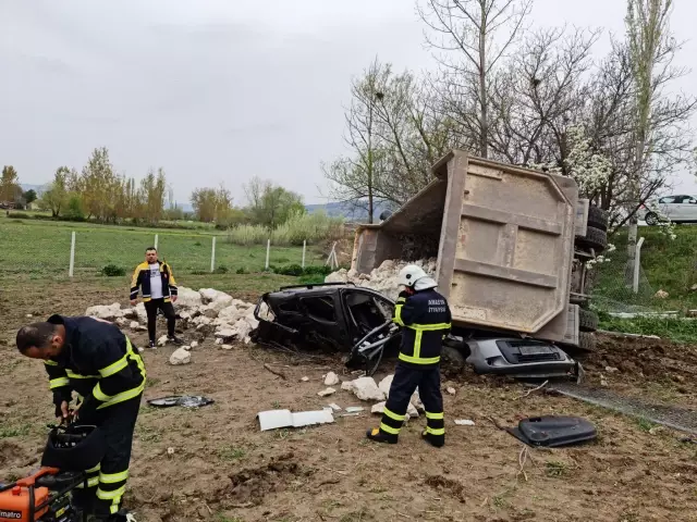 Üzerine taş yüklü kamyon devrilen aracın sürücüsü öldü Üzerine taş yüklü kamyon devrilen aracın sürücüsü öldü
