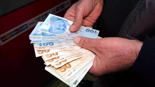 ATM'nin haznesine elini attığında bir tomar para buldu, tereddüt etmeden polise gitti ATM'nin haznesine elini attığında bir tomar para buldu, tereddüt etmeden polise gitti