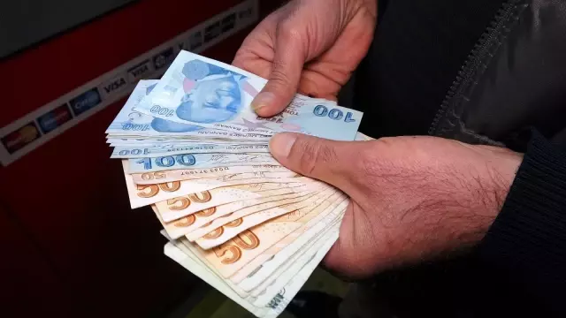 ATM haznesinde bulduğu parayı, tereddüt etmeden polis merkezine teslim etti