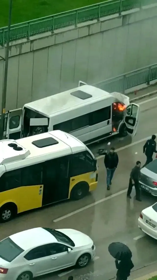 Alevler bir anda işçi minibüsünü sardı, yolcular hayatta kalmak için saniyelerle yarıştı