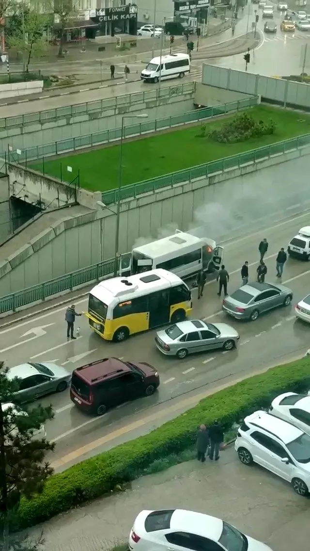 Alevler bir anda işçi minibüsünü sardı, yolcular hayatta kalmak için saniyelerle yarıştı