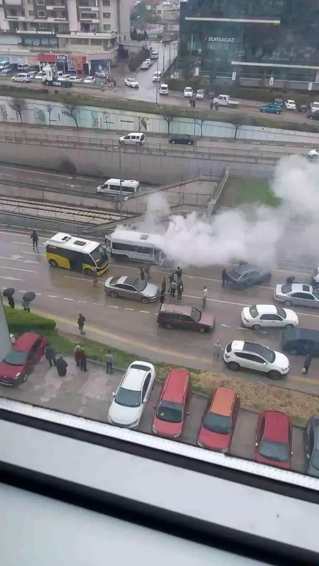 Alevler bir anda işçi minibüsünü sardı, yolcular hayatta kalmak için saniyelerle yarıştı