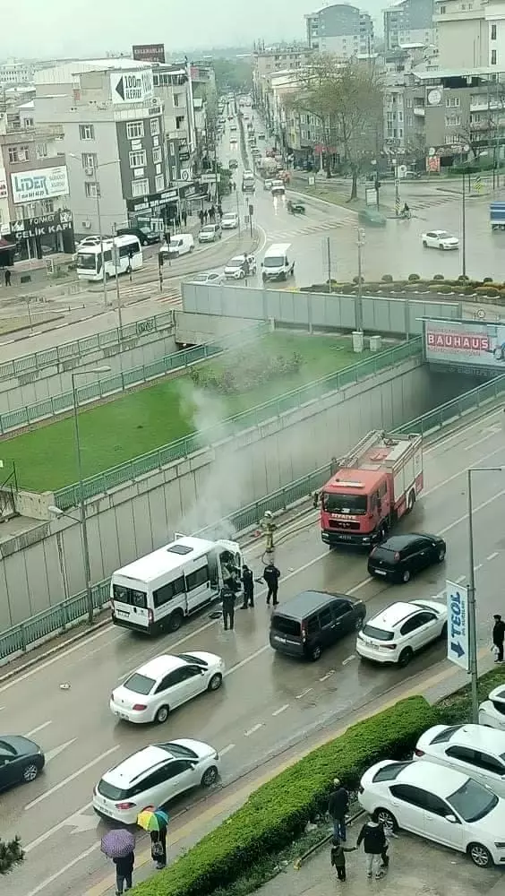 Alevler bir anda işçi minibüsünü sardı, yolcular hayatta kalmak için saniyelerle yarıştı