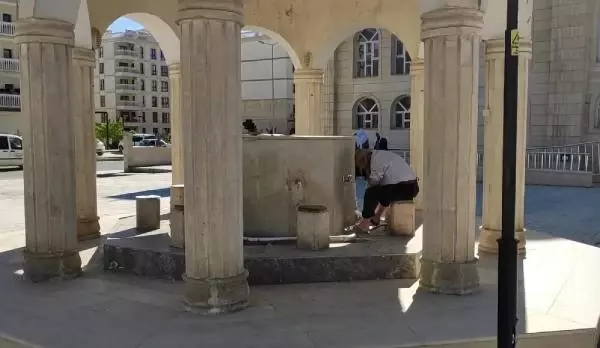 Caminin muslukları çalındı; hırsızlara karşı plastik musluklu önlem alındı