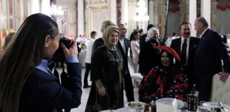 Dolmabahçe'deki iftar programından renkli kareler! Emine Erdoğan poz verdi Hülya Avşar çekti