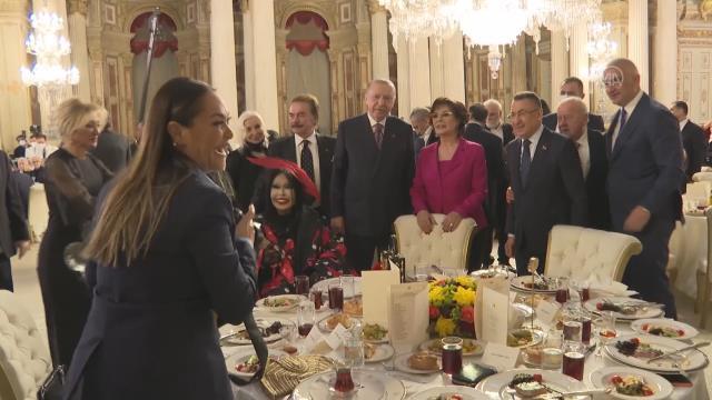 Dolmabahçe'deki iftar programından renkli kareler! Emine Erdoğan poz verdi Hülya Avşar çekti