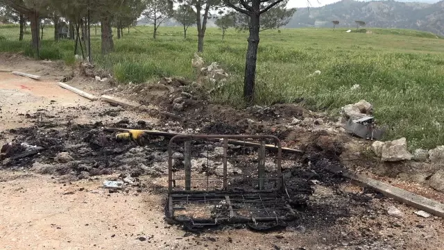 Son dakika haber... Evini terk eden komşularının eşyalarını sokağa atıp ateşe verdiler Son dakika haber... Evini terk eden komşularının eşyalarını sokağa atıp ateşe verdiler
