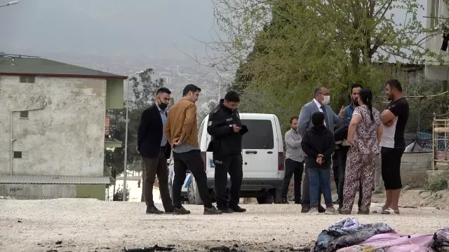 Cinsel istismarla suçlanan aile apar topar kenti terk etti, komşular eşyalarını ateşe verdi Cinsel istismarla suçlanan aile apar topar kenti terk etti, komşular eşyalarını ateşe verdi