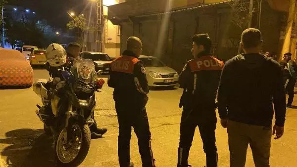 İki çocuk arasındaki silahlı çatışmada, evinin önünde çay içen kadın hayatını kaybetti İki çocuk arasındaki silahlı çatışmada, evinin önünde çay içen kadın hayatını kaybetti