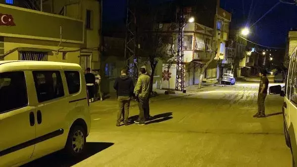 İki çocuk arasındaki silahlı çatışmada, evinin önünde çay içen kadın hayatını kaybetti İki çocuk arasındaki silahlı çatışmada, evinin önünde çay içen kadın hayatını kaybetti