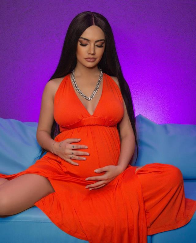 Karnı burnunda Ece Ronay'ın paylaştığı dekolteli poz sosyal medyayı salladı Karnı burnunda Ece Ronay'ın paylaştığı dekolteli poz sosyal medyayı salladı