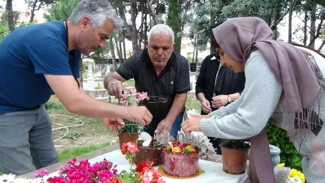 Ölümüyle Türkiye'yi yasa boğan Mahra'nın doğum günü mezarı başında kutlandı