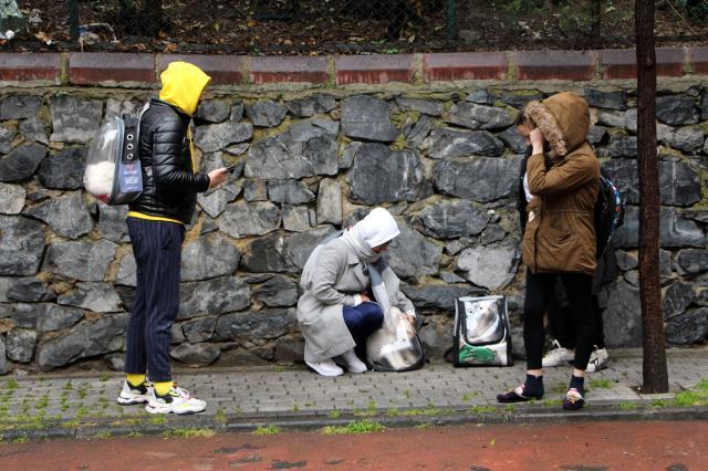 Şişli'de panik dolu anlar! Yer altı kablolarında çıkan yangın patlamaya yol açtı, mahalleli kendini can havliyle sokağa attı