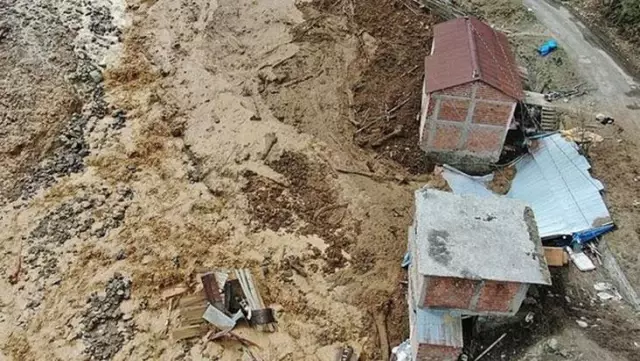 Trabzon'da heyelan! Kayan toprak 5 evi yuttu, 19 ev ise boşaltıldı