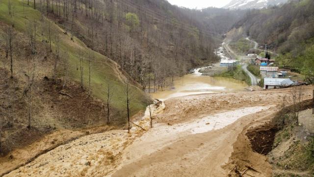 Trabzon'da heyelan; 3 ev toprak altında kaldı