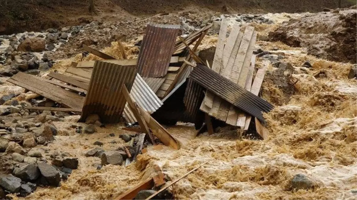 Trabzon'da heyelan! Kayan toprak 5 evi yuttu, 19 ev ise boşaltıldı