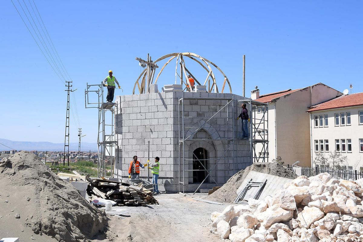 Usta Şagirt Kümbetinde yapılan restorasyon çalışmaları devam ediyor