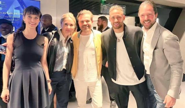 40 yıllık dost gibi poz verdiler! Beren Saat ve Kenan Doğulu, Neymar ile buluştu