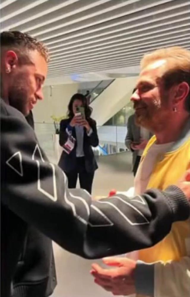 40 yıllık dost gibi poz verdiler! Beren Saat ve Kenan Doğulu, Neymar ile buluştu